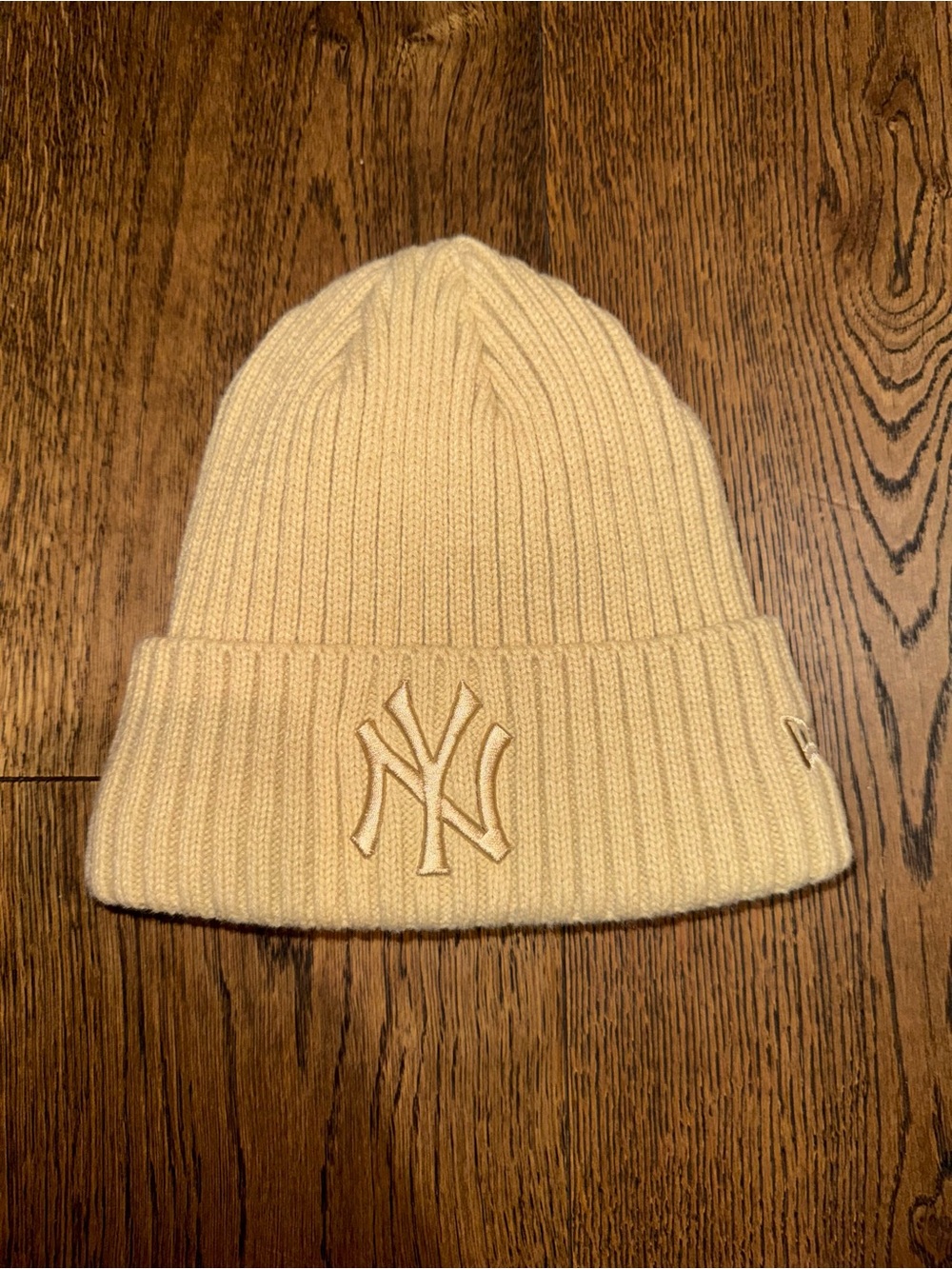 New Era NY Yankees Ribbed Beanie in Cream **Youth**